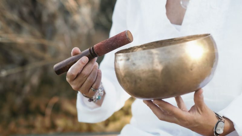 sound-healing-tibetan-singing-bowl-YQMXDBW